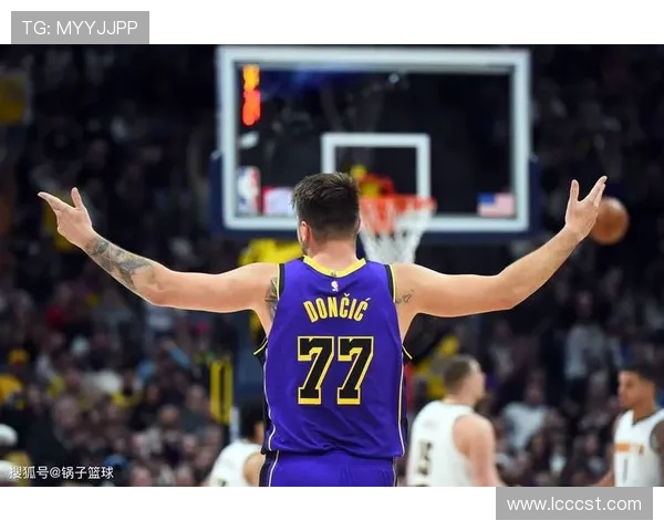 东契奇首节攻防俱佳 轻盈表现助力球队取得优势 10分4板2助正负值+6 东契奇首节攻防俱佳 轻盈表现助力球队取得优势 10分4板2助正负值+6