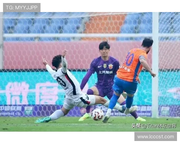 蓉城下半场开场失误丢球 钟义浩小角度破门帮助球队领先